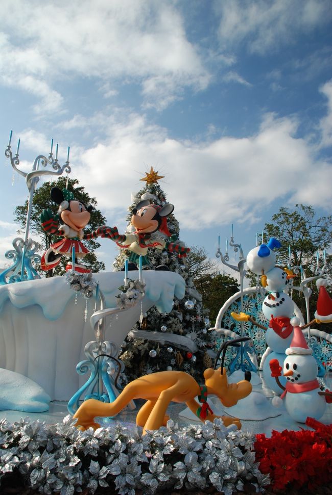 毎年のようにクリスマスの時期は必ず訪れる東京ディズニーリゾート。一応ディズニーシーとランドを交互に訪れているのですが、前回シーでしたので今回はランド。<br />クリスマスはどちらも本当に素敵なイルミネーションを見ることが出来るので時間とお金さえあれば両方行きたいところです。<br /><br />今年は色々忙しい出来事が沢山あったので、ここへ来るのはなんと春以来となってしまいました。確かあの頃は花が沢山咲いているシーで雨が降っていました。<br /><br />今日も埼玉県民の私は早起きで首都高速を飛ばし、１時間ちょいでやってきました。いつも開園１時間前には列に並びはじめます。<br />今年のクリスマスもきっと素敵だろうな、なんて並びながら期待を抱き、待つ時間も楽しいです。<br />今年も本当に素敵なクリスマスをありがとうディズニーランド！