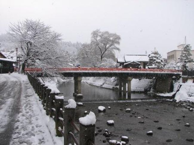 盛夏に一度訪れた飛騨高山に再訪。期待通り、雪化粧をした山間の古都をぶらぶら。各地から集まった友達と旧交を暖める旅だった。