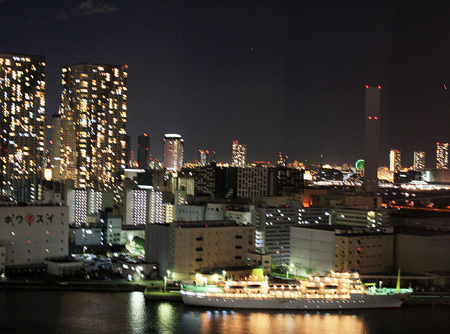 2008年最後の宿は、夜景を見ながら、のんびりお風呂に浸かって、<br />1年の疲れを癒しましょうって事で<br />『ホテル インターコンチネンタル 東京ベイ』の<br />デラックス バス リバービュールームでまったり過ごしました。<br /><br />実は、初日の出を見る事が第一優先なので、ホテルもあれこれ悩みましたが<br />『コンラッド』『ホテル グランパシフィック LE DAIBA』<br />『ホテル日航東京』は、一度宿泊済みなので、<br />まだ1度も泊まった事のない『インターコンチ』にしてみました。<br />初日の出は、やはり海と太陽の組み合わせが気分ですよね？<br /><br />開放感溢れる52平米のお部屋は、リバービューだけでなく<br />ベイビューのお台場方面も見れるコーナーのお部屋だったので、夜景を独り占め！<br /><br />バスリバービューって事で、バスルームにも窓があるラグジュアリーな客室は、<br />やっぱ気持ちいいね～♪<br />豊かに流れる隅田川や、川沿いに立ち並ぶ高層ビル群を臨む<br />コーナーリバー＆ベイビューならではの景観は、やはり圧巻でした！<br /><br />『インターコンチ東京ベイ』に泊まるなら<br />デラックス バス リバービュールームがお薦めです！<br /><br />http://www.interconti-tokyo.com