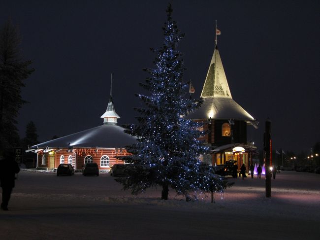 12/13　何と10度目のサンタクロース村，ラップランドに来るたびに同伴者を案内しているが，さすがクリスマス前は最高に幻想的だった，2-3月に来たこともあるがこの雰囲気はクリスマス前の12月（フィンランド語でJoulukuu　クリスマスの月）をPikkujoulu（小さなクリスマス）という．やはりここは12月がふさわしい，にぎやかで行ってよかったと思う．1400-1550 まで2時間近くいた．こんなにいたのも初めて．だんだんと暗くなる時間でもあり，（日の入り1324，完全に暗くなるのが1502）なかなかよかった．1550，ラヌア村Pohjaslahtiにむけ出発！やはり12月は素晴らしい