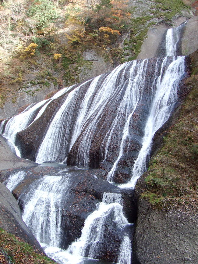 日本三名瀑のひとつでもある袋田の滝。<br />大岩壁を四段に流れることから、別名「四度の滝」とも呼ばれています。<br />今までは滝の最上段を見ることは出来ませんでしたが、<br />2008年9月に完成した「観瀑台」からは四段に流れる滝を一望できます☆<br /><br />゜ﾟ *+:｡.｡:+* ﾟ ゜ﾟ *+:｡.｡.｡:+* ﾟ ゜ﾟ *+:｡.｡:+* ﾟ ゜ﾟ *+:｡.｡:+* ﾟ ゜<br /><br />♪袋田の滝<br />紅葉見頃：11月中旬<br />観瀑施設：大人300円　小人150円<br />アクセス：JR袋田駅から茨交県北バス袋田の滝行き終点下車　徒歩10分<br />　　　　　車なら常磐自動車道那珂ICから国道118号を大子方面へ40km<br />http://www.town.daigo.ibaraki.jp/k_s_info/spot/shizen/fukuroda/index.html