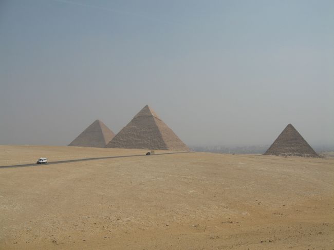 エジプトに来て一週間以上過ぎて、ようやくカイロに入りました。エジプト＝ピラミッドですから一度は見ておきましょ♪未だ謎の多い遺跡たちに大興奮！普段あまり使わない想像力がフル回転でいい刺激になりました。消えてしまった過去、忘れられた過去をとても知りたくなるはずです。