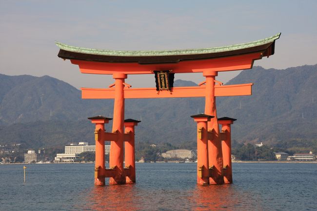 日本三景の一つでもある広島湾に浮かぶ宮島は、正式名称を「厳島」と言い「安芸の宮島」とも呼ばれ古来から神の降臨する「神の島」として島全体が人々の信仰の対象であり、清浄な場所として崇めれていました。特別史跡と特別名勝にも指定されていて、更には大鳥居と厳島神社が世界遺産に登録されています。<br />今回の年末の旅では、原爆ドームと、この厳島神社を見ることが広島に訪れた目的でした。<br />