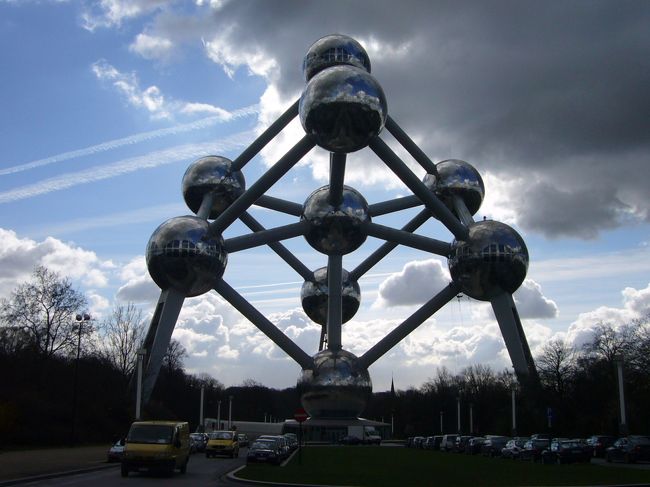 ブリュッセル２日目。<br />地下鉄に乗って、ブリュッセル北西の万博会場跡、エゼル公園（Heysel）に出かけた。フランスで　ブリュッセルの写真を見ると、必ず出てくる　ブリュッセルのシンボルにもなっている、9つの原子、アトミウム（Atomium）は1958年の万国博覧会のために　建てられたものらしい。（ネルソンは　小便小僧は知らなかったのに、このアトミウムだけは　見たい、と言っていた。日本人には　メジャーじゃないのに、ヨーロッパ人には　すごく有名？）<br /><br />地下鉄の駅を降りてすぐ、巨大な銀色の分子構造が見える。今まで　写真で何回も見ていたので、本物を見れて　なんだか嬉しくなる。<br /><br />このアトミウムの頂上の原子は展望台にもなっている。エレベーターで一気に上って、100mの高さから　ブリュッセルを見下ろす。けっこう　緑が多くて、街の中心以外は　のんびりした風景が広がる。<br /><br />この丸い原子から原子は　エスカレーターで移動できるようになっている。けっこう急な角度だ。中はエキスポみたいな感じで　分子構造についての説明なんかもあったけど、あまり興味がないので　かるくスルー（笑）<br /><br />アトミウムの見学のあとは、街に戻って　昨日見れなかった　聖ミッシェル大聖堂（Cathedral St.Michel）の中を見学。カール5世に捧げられたというステンドグラスは見事！<br /><br />ベルギーでは　月の第１水曜日、美術館が無料開放されている日らしい。　<br />楽器博物館（Musee des Instruments de Musique）では　いろんな時代の各国の楽器が展示されていた。見たことのない楽器もたくさんあって、すごく興味深かった。オーディオガイドでは、その楽器の前に来ると、実際に楽器の音色が聴けて　すごくおもしろかった。<br /><br />せっかくなので　すぐそばにあった　王立美術館（Musee Royaux des Beaux-Arts）にも　立ち寄ってみた。15世紀から20世紀の美術、彫刻を集めた美術館。あんまり美術に詳しくないので　よく分からないけど、気に入った作品の前では足をとめて　ながめてみる。<br /><br />ブリュッセルといえば、EUの本部があることで有名。絶対行ってみたい、と思っていた　EU委員会本部ビルの前には　テレビのニュースと同じ光景が！ずらりと並ぶEUの国旗を見て、わけもなく「おぉ！」と（笑）建物の中に入ってみるけど、どうやら　関係者以外は立ち入りできそうにない。受付のおじさんに「見学したいんですけど！」って言ってみたら　この建物は見学できないけど、欧州議会の建物なら見学やってるよ、と教えてもらう。はりきって　行ってみたら「今日は　もう遅いのでツアーはないけど、明日の朝10時前からツアーがあるよ」と、教えてもらって、明日　また出直すことに。<br /><br />今日のディナーは　待ちに待ったムール貝で有名なChez Leonの本店にて。ボリュームたっぷり。ベルギービールも本場で飲んでいるので　おいしい！（気がする。）<br /><br />ホテルでは　さらに　違う種類のフルーティーなビールを飲んでから就寝。<br />ベルギーは　ほんとにたくさんビールの種類があって　ビールが好きには　たまらない！