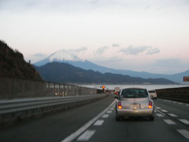 今年の正月は１日に名古屋から東京へ車で移動しました。天気も良く、渋滞も写真を撮るのにちょうどいい具合(笑)で、由比あたりで富士山も撮れましたよ。