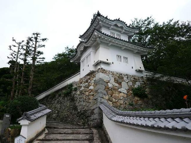 　播磨灘の海岸線から一気に北上。<br />　この旅、本来の目的地。<br />　龍野に到着です。<br />　てなわけで一年前に行くことができなかった龍野城。<br />　ついに入城です。<br /><br />　その龍野城本丸御殿は中は無料で見学可。<br />　再建された櫓門もあります。<br />　そして隣接の資料館。<br />　ここで見つけた観光案内の冊子によってこの後の予定が決定することになりました＾＾；<br /><br /><br />　挫折禁止（松村博司の貧乏旅日記）<br />「播磨山陽道・龍野の旅」<br />http://bonkuraii.blog56.fc2.com/blog-category-43.html