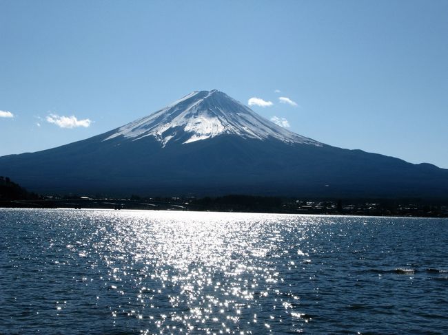 今年の年末年始は富士山づくしであった．年末にフィンランド人を連れて伊豆旅行にいった．富士山をたくさん見たが，家族もせっかくの天気だから，富士山を見たいということになり，1/2　遅い朝食の後1030に家を出る．河口湖，西湖，紅葉台と富士山を堪能した．紅葉台は上るのは初めてであり，非常な悪路だったが，その分富士山ろくに広がる樹海が雄大だった．遅い昼食を道の駅「なるさわ」で食べたが，安くておいしかった．田舎の食堂の味だ．1510家人も「時之栖」のイルミネーションを見たいということになり，12/29に引き続いて御殿場に向かうことになる．やたら富士山の写真が多いですが，きれいだったのでたくさん撮影してしまいました．お許しください．素晴らしい一日でした．