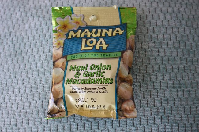ハワイで見つけた驚異的に美味しいマカダミアナッツです。<br /><br />ハワイのいろいろなところでマカダミアナッツが販売されています。種類もいろいろありますが、中でもひと際強烈なインパクトを誇るのがこのオニオン＆ガーリック風味です。<br /><br />袋の大きさも１４ｇくらいの小さいものから写真の３２ｇのもの、それ以上に大きいものなど様々ですが、一度袋を開けたら最後、食べ切るまで止まらなくなるでしょう。<br /><br />実は私はセブ島を旅行した時に、ガーリック風味のピーナッツを食べ、その美味しさが忘れられなくなりました。シンガポール国内に同じものがあるか探し廻りましたが、全く売っていなく、日本やその他の旅行先でも一切見かけませんでした。<br /><br />今回ハワイで見つけたこのナッツは、セブ島のピーナッツを上回る美味しさかもしれません。<br /><br />ただ、これを食べる時は、食べた後の副作用のことを忘れないでください(*^。^*)　<br />ガーリックですから！<br />