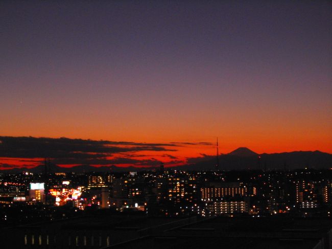 今年のお泊り始めは、節約モード！<br />親類の家で、夜景を眺めながら眠る贅沢な一夜・・・<br /><br />この夜景の中に、いったい何人のトラベラーさんが生息されているのかしら？？<br />等と考えながら灯りを見つめていました。<br /><br />２００９年が、皆さまにとって喜び多き年でありますように♪<br />そして、幸せを感じる旅と出会いが沢山ありますように・・・<br /><br />今年もよろしくお願いします。