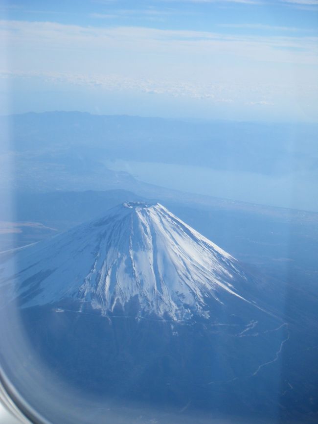 12月27日(土) 朝からよく富士山が見えていた。<br />『何だか、良いことがありそう〜♪』<br />今日は一年のお仕事を終えて、羽田空港から福岡に帰る日である。<br /><br />羽田空港に着くと、ポケモンジェットがスポットに着くところだった。<br />『かわいい〜♪』<br />ついついシャッターをいっぱい切る。<br /><br />キャンセル待ちの末、ようやく取れた飛行機<br />13:15羽田発のANA機に乗る。<br /><br />30分ほどして、ふと見ると、眼下に素晴らしい「富士山」が見える！<br />『おお〜〜、すごい』<br />大きさに感動した。<br /><br />隣席の学生さんも『すご〜い』を連発している。<br />そこから福岡まで、その学生さんとの楽しい会話が始まった。<br /><br />聞くと茨城の就職先まで挨拶に行った帰りとのこと。<br />『就職難の時代だけど、いい人に恵まれて就職できました』<br />とのこと。なかなかの青年である。<br /><br />仕事のこと、お互いの家族のこと、色々とお話した最後に<br />彼はこう挨拶した、<br />『読書の時間を邪魔してしまい、スミマセン。これからもお仕事頑張ってください』<br /><br />日本の将来も明るい！と心が暖かくなった。<br />富士山が取り持った出会いである。<br />