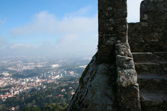 クリスマスから正月にかけての９泊１０日、リスボンを中心にレンタカーで南ポルトガルを巡る旅。<br /><br />ポルトガル到着より２日目、この日より３日間はリスボン市街やその周辺地域を観光する。予定としては「シントラ＆ロカ岬」「ベレン地区」「リスボン市街」に、それぞれ１日をあてるといった感じ。自分としては結構ゆったりめの計画となっている。<br /><br />さて、まず始めにどこへ行くか。順番は現地に着いてから考えることにしていた。というのも、今回の旅行に来る前に『シントラへは晴れの日に行くべし』と助言を受けていたこともあり、旅程は天気次第と考えていた。しかし現地の天気予報によれば、この日を逃すとずっと雨。ということで、まずはともあれ「シントラ＆ロカ岬」へ行くことに決めた。こういった点は、パックツアーでないことの利点でもある。