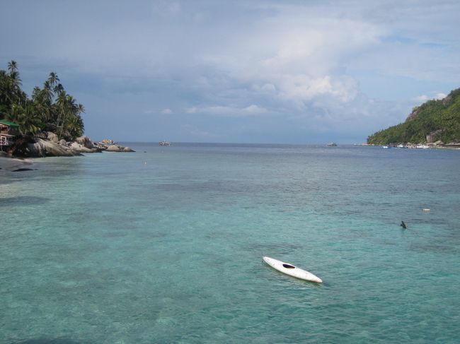 ダイビングのライセンスを取得すべく、海洋実習へ。<br />（これも・・・ダイビング暦１０年の夫と遊ぶ為・・・）<br /><br />場所：マレーシア/アウ島<br />　　　ティオマン島方向に浮かぶ小さな島。<br />　　　ガイドブックには載っていない、地元ダイバーが知る場所<br /><br />所要時間：シンガポールからマレーシア（ジョホールバル）に入　　　　　る。バス、船で約４時間<br /><br />宿泊：コテージ<br />　　　岸壁に立ち並ぶ。　室内は休むだけという感じなので、簡　　　素的。あまりキレイではない。<br />　　　・バスタオル・パーカー<br />　　　　　等...就寝時、素肌を守るアイテムがあると良い<br /><br />透明度：水上からの透明度は最高に良い。<br />　　　　熱帯魚が肉眼で沢山見える。<br /><br />　　　　水中では水深10mで10mほど。（雨季が近かった）<br />　　　　天候、潮の流れで左右される。<br /><br />魚：　バラクーダ、チョウチョウウオ、クマノミ、甲羅イカ<br />　　　エイ、ミノカサゴ<br /><br />サンゴ：少ない<br /><br />初心者なので、恐怖心が８５％。<br />テストでは、潜るだけではなく、海中で水中眼鏡を外してはつけての練習。また、エアー（空気の管）を外してまた加える練習。<br /><br /><br /><br />
