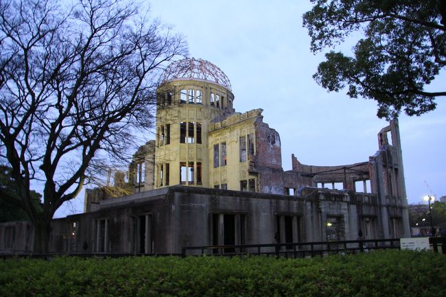 終戦の１０日前の１９４５年８月６日、米軍によって原子爆弾が広島に投下されました。熱線と衝撃波、放射能により広島は焦土と化し、14万人もの人が被爆死しました。その惨劇の象徴が原爆ドームであり、人類史上初めて使用された大量殺戮兵器の惨禍を後世に伝えるための「負の遺産」として世界遺産に登録されています。<br />