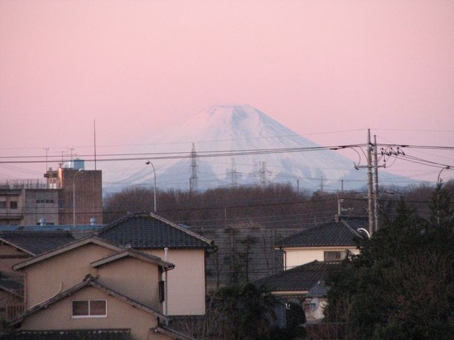 １月１１日、前日に美しい影富士が見られたので今朝はモルゲンロートが期待された。このため午前６時半に起床し、早速、西の方の美しいモルゲンロートを見るために準備した。<br />午前６時４８分よりモルゲンロートが見られた。<br /><br /><br /><br /><br />＊写真は午前６時４８分のモルゲンロート開始頃を撮影