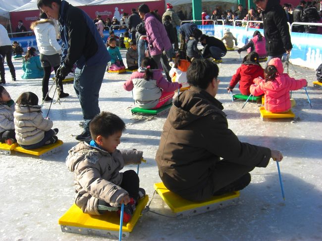 元日から3泊4日でソウル・オニャンへ行ってきました。<br /><br />サウナか温泉に行ってのんびりお正月、と思っていたのですが、<br />どこも混んでいて驚きました。<br />外は寒いし、お風呂に入ってまったりしたいのはいずこも同じなようですね。<br /><br />子どもの韓国温泉デビューは1歳児の時の道高温泉だったのですが、本人は覚えていないと（当たり前）。<br /><br />今回は温泉プールもあるオニャン（アサン）の温泉です。<br /><br />ソリやスケートも楽しもうと思っていたのですが、できなかったのが残念です。<br /><br />1日目　羽田/金浦　仁寺洞泊<br />2日目　温陽温泉泊<br />3日目　仁寺洞泊<br />4日目　金浦/羽田<br />