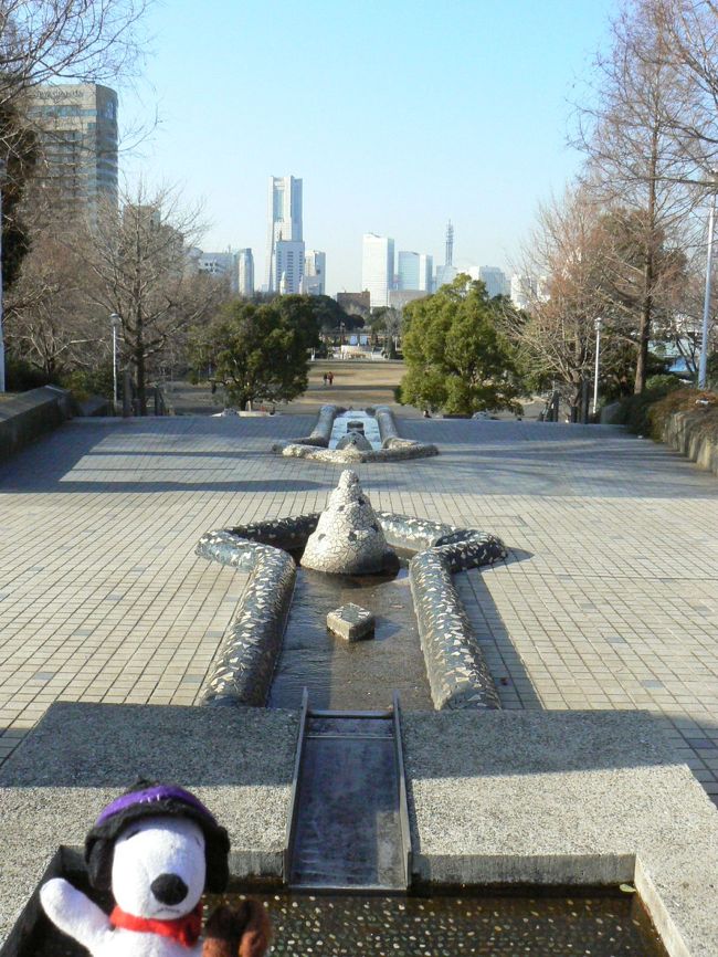 山下公園といえば、氷川丸が係留されていて、シーバスの乗り場もあって、赤い靴の象があって、中華街も近くて・・・とこれだけで一つの観光地となっています。<br />もとはといえば関東大震災の瓦礫などを埋め立てて造成され1930(S5)年に開園しました。学校建築などでよく聞く震災復興事業だったのですね。<br />そしてそこの階段はスペインを意識していた??<br /><br />山下公園<br />http://www.city.yokohama.jp/me/kankyou/park/yokohama/kouen008.html