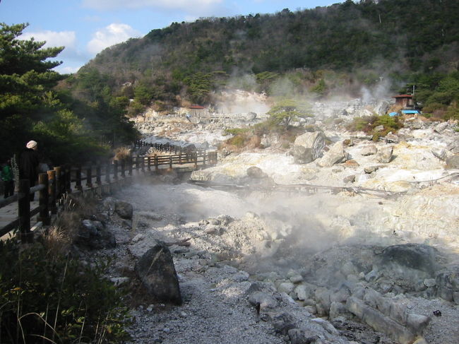 家族で帰省した際に母を連れて長崎・雲仙へ小旅行に出かけました。<br />今年は私の両親の金婚式なのでそのお祝いもしようと、母も私もそれぞれに父のスナップ写真を持って出発しました。<br />母は結婚前、父に雲仙に連れて行ってもらったことがあって、今でもすごくいい想い出なんだそうです。<br />父が一緒に行けないのが残念でなりませんが、そのあとすぐに夢にでてきてくれたのできっとお空からみていてくれたに違いないと嬉しい気持ちになりました。<br />