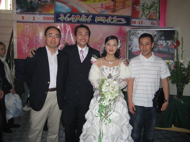 ハノイの会社の通訳の女性の結婚式に行ってきました。<br />ハノイから約１００ｋｍ南でありました。<br />Basao　Taxiで行きました。格安・安全運転でよかったです
