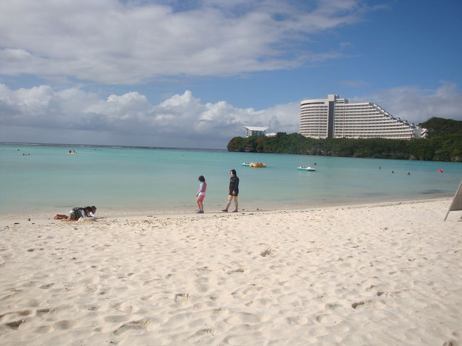 気が付けば2008年ももう終わり。<br /><br />夏真っただ中の8月15日に予約したＡＮＡハローツアーの、<br />ＡＮＡ運行のグアム便による最後の旅行の日が来ました。<br /><br />今回の旅行のキーワードは「ゆったり」と「現地での交流」。<br /><br />今年、グアムで知り合ったＪＥＦＦＲＹやコアのnicoさんとの<br />再会が楽しみですが、さてどんな旅になったのやら・・・。