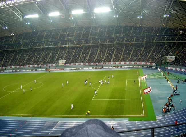 ビックアイスタジアム<br /><br />サッカー日本代表VSカメルーン代表<br /><br />自家用車にて向かうことにした。<br /><br />大分駅前にホテルを予約して<br /><br />18日の午後5時出発<br />途中山陽道の小佐SAにて夕食を食べる。<br /><br />九州自動車道の小倉東ICを降りる。<br /><br />途中に椎田有料道路<br />宇佐別府道路を経由して<br />大分自動車道へ入る。<br /><br />別府湾SAでお昼まで仮眠をして大分市内に入る<br />市内のレストランにて昼食を済ましホテルへ入る<br /><br />午後5時に自家用車にてスタジアムへ向かう。<br /><br />駐車場よりスタジアムまで徒歩で<br />15分ほど掛かった<br />スタジアム到着後とりあえず腹ごしらえでうどんをすする<br /><br />本日の観戦席はカテゴリー1の2階席<br />全体が見渡せてとてもよい席でした<br /><br />海外組みが参戦するとあって見ごたえがある<br />試合になると思ったが<br />結果は0−0のドロー<br />俊介が一番観たかったのに怪我できてなかった<br />残念<br /><br />大分駅で名物、さば寿司を購入<br />結構旨かったよ<br />