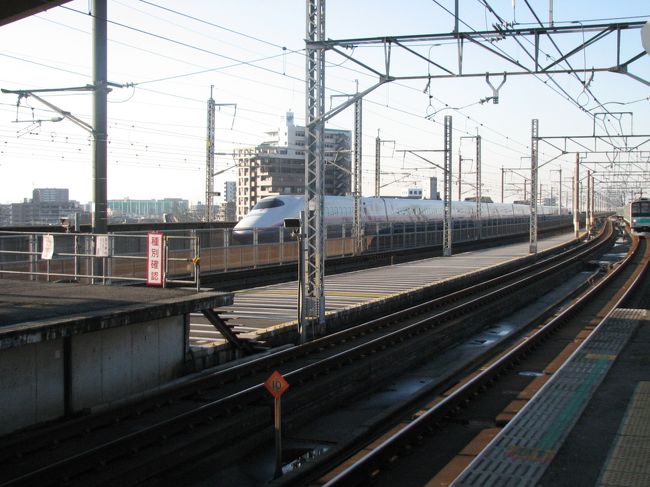１２月２３日、午後２時半頃に武蔵野線の武蔵浦和駅で初めて埼京線に乗車することになった。<br />埼京線のプラットホームで埼京線と並行して走っている東北新幹線及び上越新幹線を撮影した。　東京〜品川間は別としてこのように在来線と新幹線が並行して走っている区間は珍しい。<br /><br /><br /><br />＊写真は並行して走っている東北＆上越新幹線と埼京線