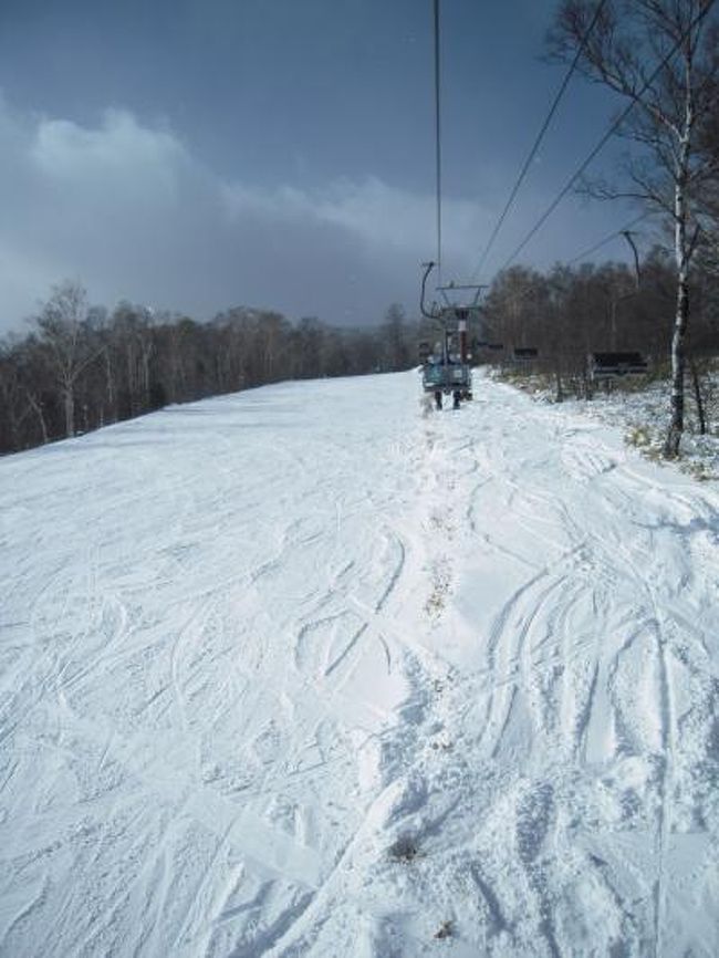 遅くなりましたが、皆さん明けましておめでとう御座います！<br /><br />つたない旅行記ですが今年も mark-xhk を何卒よろしくお願い申し上げます。<br /><br />２００９年１月１０日　晴れのち吹雪（？）<br /><br />今年のスキー初滑りは、山梨県にある小海リエックスというスキー場に行きました。<br /><br />朝５時に出発、道中峠越えはかなり雪も積もっていて所々凍っていましたが、友人のＹaまちゃんの運転テクニックのお陰でスイスイと「私をスキー場までつれてって」くれました（←古いです・・・）。<br /><br />天気も良く雪質もそこそこよかったのですが、今シーズン初滑りな<br />のか、はたまた爺なのかいつもより足の疲れが早く（多分年のせい）、そして寒くて凍えっぱなし（これは年をとったせいです）なので早めに切りあげ、風呂に浸かりーの日帰りで帰りました。