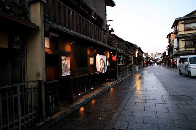 東寺の観智院が公開されていたので、友人と霙まじりの京都へ出掛けました。今日は成人の日でしたが、この辺りは人影も少なく、着物姿の女性は見当たりませんでした。<br />観智院を見終えた頃には、陽が差してきて、午後にはすっきりと晴れ渡りました。<br />東福寺の退耕庵は、法事のため入れませんでしたので、東福寺の山門、仏殿、法堂、方丈辺りをゆっくり散策した後、勝林寺へ。<br />その後、八坂の塔から三寧坂まで歩いて、清水寺へ行きました。屋根には、早朝から降った雪がまだ積もっていました。<br />