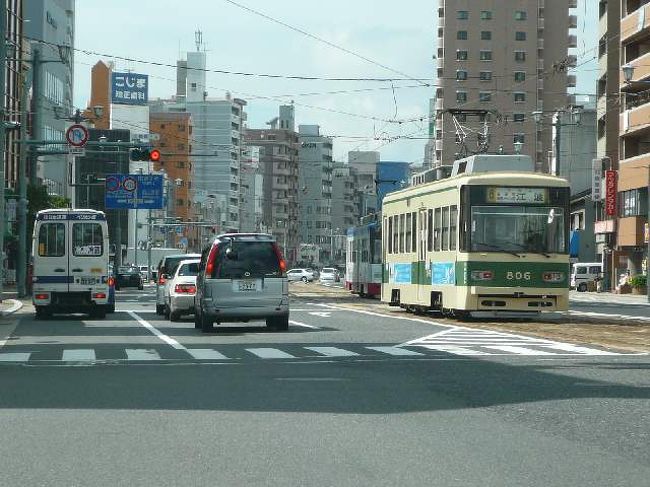 　今は寒い寒い２月です。<br />（２００８年２月執筆）<br />　これから書く旅日記は暑い暑い８月のお話です。<br />　日本の夏、キン○ョーの夏。<br />　そしてもう一つ、日本の夏と言えば８月１５日の終戦記念日。<br />　そして８月６日の広島平和記念式典と８月９日の長崎平和祈念式典。<br />　つまり原爆投下された日ですね。<br />　戦争を知らない私たちの世代と戦争を体験している祖父祖母たちとでは決定的に気持ちの持ちようが違うでしょうが、やはり日本人として特別な日だなと思います。<br />　本来なら暑い明るい夏、でも日本の夏はどこか重たいイメージがありますしね。<br />　この時期はそういった関連の番組やドラマが増えますし。　<br />　で、私にとってそんな日本の夏。<br />　いつか行こうと思っていた広島平和記念公園と呉。<br />　元々は別々に考えていたのですがセットでの旅となりました。<br />　とはいえ、ここまでくるにはいろいろありまして・・・<br />　以前からさんざん話にでていた予定の変更に次ぐ変更。<br />　その変更の影響をもろに受けたのが８月の旅。<br />　当初の予定ではお盆の休みに先輩と北海道へ行く予定でした。<br />　前の年の６月頃から計画していたのですが中止。<br />　じゃあ別の場所にと言ってたんですが、先輩の方がお盆の休みその物が無理に。<br />　一人旅にでもと思ったのでが、盆休みの真ん中に仕事が入るという鬼のような仕打ちにより結局お盆は自宅待機となりました。<br />　先輩と相談して泊まりの旅は９月に変更しようと言うことになったので、８月はどうしようって話になったわけです。<br />　そこで浮上したのが広島の旅。<br />　本来は５月に行く予定で計画していました。<br />　岩国フレンドシップへの旅が中止になり、その代わりの山口の旅がトド君との泊まりの旅になったために計画していた広島の旅だったのですが、ＪＲの岡山県内フリー切符の有効期限が５月か６月までと言うことで岡山一週ローカル線の旅を５月に行くことになりそのまま延期になっていました。<br />　そして私と先輩の休みが合う日が８月７日。<br />　平和記念式典の翌日ですよ＾＾；<br />　せっかく平和公園へ行くんだ、日取りとしては文句のつけようがないだろうとは先輩の弁。<br />　平日とはいえ、絶対混むってとは私の弁。<br />　とはいえ、他に休みも取れませんしあきらめるしかありません。<br />　そんなわけで広島の旅。<br />　いい加減な何となくな気持ちではさすがにいけなくなりました。<br />　凛とした気持ちで挑むことにしましょう！<br />　とはいえ、私と先輩のコンビ。<br />　凛と言うより、り〜んり〜んって風鈴な感じですし、どんな旅になることやら＾＾；<br />　てなわけで広島平和祈念公園と呉の旅。<br />　戦争と平和について考える旅（建前だけでごめんなさい）<br />　いよいよ出発です！<br /><br /><br />　挫折禁止（松村博司の貧乏旅日記）<br />「広島平和公園と呉の旅」<br />http://bonkuraii.blog56.fc2.com/blog-category-44.html<br />