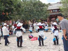 麗江古城でダンスダンスダンス！