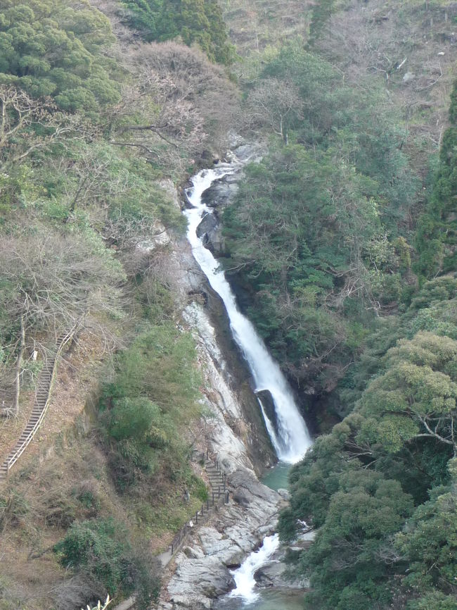 今回の旅行で２つめの百選滝『観音の滝』に訪れました。<br />唐津市七山地区（旧七山村）、山に囲まれた渓流にかかる美しい滝です。<br /><br />観音の滝の下流には、いくつかの滝や淵が見られる渓流遊歩道もあり、渓流散策を楽しむこともできます→http://4travel.jp/traveler/joecool/album/10301817/。<br /><br />「観音の滝」の現在の住所は唐津市七山ですが、４トラの地域カテゴリーでは「佐賀・鳥栖・古湯／脊振・神埼」に入っているようなので、４トラのカテゴリーに合わせます。<br /><br />※日本の滝百選はこれで46ヵ所めとなりました。<br />