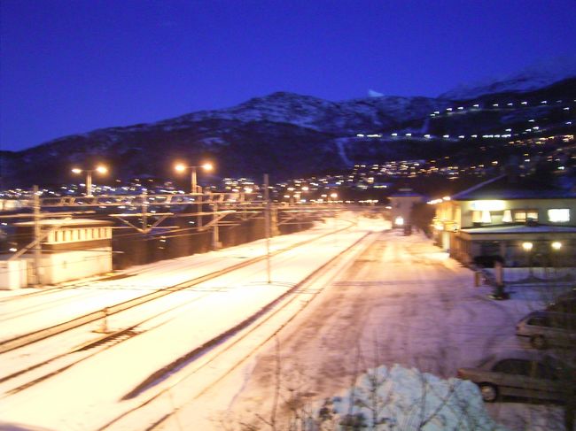 2006−2007年末年始の冬の北欧旅行記第８話<br />ナルヴィーク<br />ナルヴィークの街中を散策<br />暗くなってしまったので写真はボケているものが多いです。<br /><br />