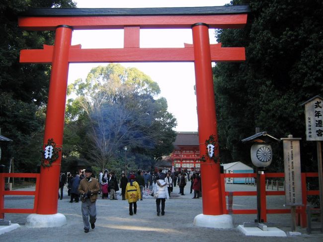 上賀茂神社を参拝した後、鴨川沿いに下り、下鴨神社に向かう。<br /><br />この両社にお参りするようになったのは、一度八坂神社に初詣に出かけたとき、あまりの人の多さで、四条河原町から八坂神社まで小一時間かかったのに懲りて、あまり混雑しない神社を探したのがきっかけだった。<br /><br />当時は京都外からの参拝客はあまり見かけなかったが、京阪電車が出町柳まで伸長してからは、とくに下鴨神社の参拝者が増加した。<br /><br />だが、去年、今年と上賀茂、下鴨両社とも初詣客が少ないように感じた。去年はガソリン高の影響があったと思われ、今年は昨年の夏以降の不況のせいだろうか？