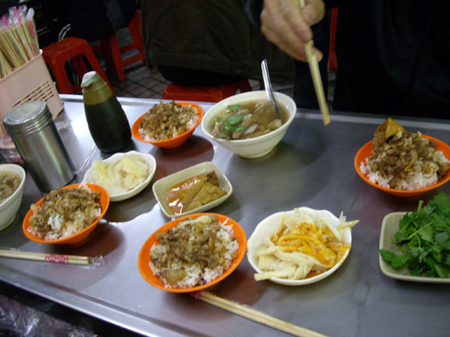 2008年最後に過ごすのは、台湾・基隆。<br /><br />台湾は初めてです♪<br /><br />行って見たかったところなので、うきうき、わくわく。何食べよう？<br /><br />驚いたことに、いつの間にか知人が台北に語学留学していた事。<br />楽しみがまた一つ増えました。<br /><br />この旅行記は、基隆夜市から。