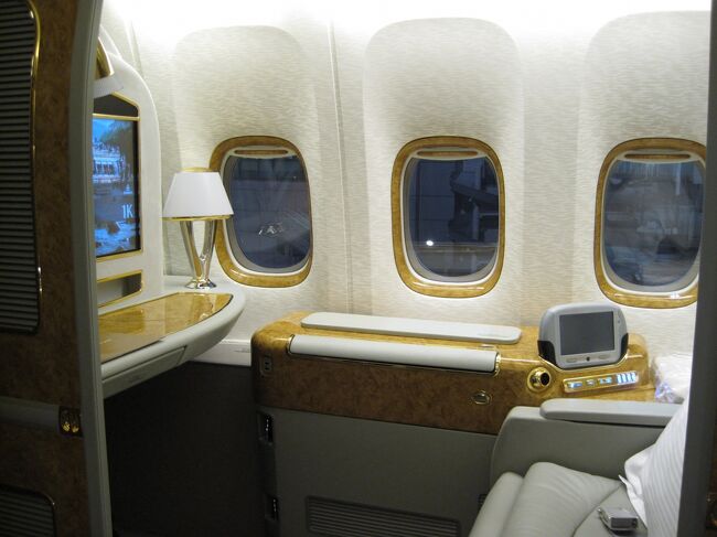 復路ドバイからは、エミレーツのB777-200LR（長距離）型機に搭乗しました。<br />この機材、世界最長の航続距離を持ち、最大航続距離は9,420海里（17,446km）で、777-200ERの航続距離をさらに延長させたもの（LR：Longer Range　，　ER：Extended Range）<br />シートまわりの仕様は、A380，777-300ERのプライベートスイートと同じです。<br />エミレーツ航空 B777-200LR <br />http://www.emirates.com/jp/japanese/flying/our_fleet/boeing_777-200/boeing_777-200_main_page.aspx<br /><br />