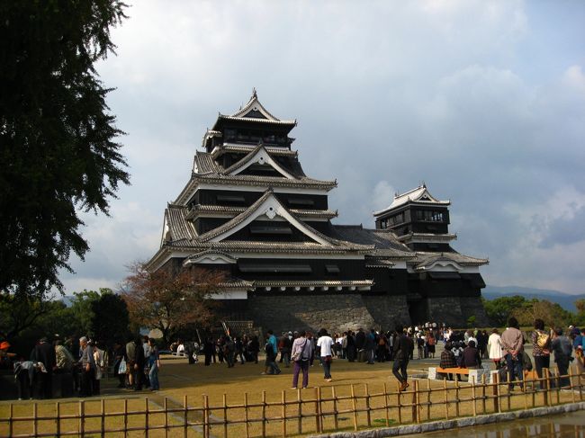 熊本といえば熊本城ということで行ってきました。城内はツアー客をはじめたくさんの人で賑わっていました。当日の天候は曇り。天守閣をはじめ城内の建物の多さに驚きました。全国に名が知られる熊本城、立派でした。
