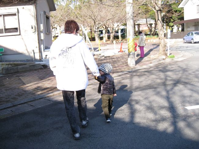 2009年1月10日(日)　雨のち晴れ。今年も更に冷風。w<br /><br />年中行事となりつつある、初詣でのお伊勢参り。<br />今年も、兄一家＋母と私の合計6人で、ちょっとした小旅行〜☆<br /><br />昨年、何時に出発したのか誰1人として覚えておらず<br />まーぼちぼち行こうか！ってな感じで、兄家に7時集合。<br />昨年の朝のひもじさから学習し、今年はサンドウィッチの朝ごはん持参であります！w<br />兄一家の準備を待ちつつ、朝食にサンドウィッチを頬張って<br />支度が整った8時前には出発。<br /><br />湾岸道から東名阪と、意外に空いている高速を軽快に走行して<br />伊勢近くに到着したのは10時ちょい前。<br />伊勢西ICで降りようと思っていたら･･･なぬ！？出口規制中？？？<br />規制中って標識は見たけども、まさか出られないようになっているとは思いもよらず<br />伊勢西で降りることができず、あれよあれよとその先まで行ってしまうことに･･･。<br />どうやら、かなり遠くに臨時駐車場が設けられていて<br />そこに車を停めて、神宮まではシャトルバスに乗車して行けってことらしい。<br />せっかく自家用車で来てんのに、なんて不便な･･･。<br /><br />そんな規制には負けないぞ！と、臨時駐車場へのルートとは間逆のルートを選択し、伊勢神宮へ一般道を通って引き返すことに。w<br />途中、先導してくれているかのようなパトカーを追いかけ、見知った道に出ました。<br />お！この駐車場は去年停めたところじゃーん！！<br />無事、昨年同様、公営駐車場に駐車！<br />しかし･･･駐車場料金、値上がってんじゃないのよっ！<br />時間無制限とはいえ、1,500円はぼったくりだろう･･･。<br /><br />そんなこんなで、またしても始まりからアクシデントに見舞われつつも<br />雨模様だった空はピーカン天気に変わり、幸先の良い？スタートとなりました。