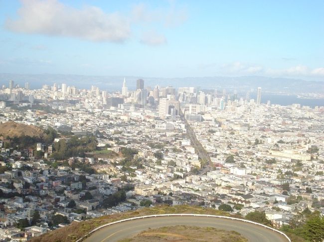 サンフランシスコの街を一望できるTwin Peaksへ。<br />※ドラマとは関係ありません。<br /><br />標高約300mの２つの丘、ということから「ツインピークス」と呼ばれている観光スポットです。<br />ヘイトアシュベリーの近くですが、頂上へ向かうには細い道＋住宅街を抜けるため、かなり分かりにくい場所です。<br /><br />*---*---*---*---*---*<br /><br />【時間】<br />―　　<br />【料金】<br />駐車場共に無料。<br />駐車場がかなり狭い為、晴れの日などは並ぶ覚悟で。<br />【補足】<br />お手洗いも一つあるのですが、男女兼用、とてもキレイとは言いがたいです。<br />また夜景も美しいのですが、あまり治安の良い場所ではないので気をつけてください。