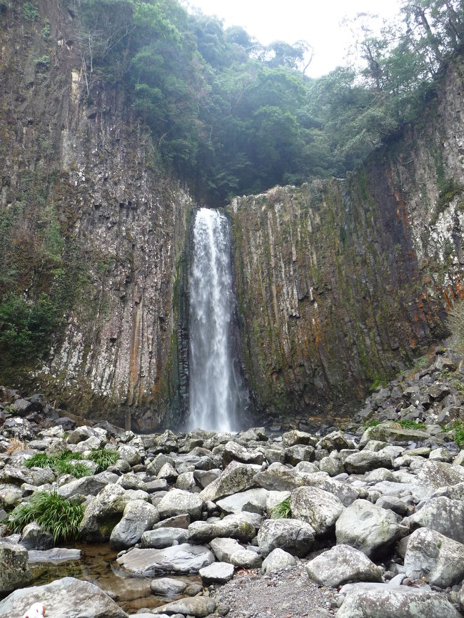 九州の滝めぐりも３日目となり、佳境に入りました。<br />今回の滝めぐりで最も楽しみにしていた『鹿目（かなめ）の滝』（熊本県人吉市）にやって来ました！<br />『鹿目の滝』は、私が“バイブル”にしている「日本の滝」という写真集でも西日本編の表紙を飾っているほどの素晴らしい滝です。<br /><br />※日本の滝百選はこれで47ヵ所めとなりました。