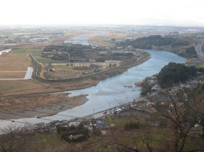 1月の3連休の最終日、日帰りで福岡市内から2時間ほどの<br />原鶴温泉に行きました。<br /><br />この日は、福岡ではめったにない大雪警報発令(*_*;<br />路面凍結の心配もありましたが、とりあえず行ってみよう!<br />ということで出発しました。<br /><br />原鶴温泉に着いたころは、かなりの大雪。寒む〜。<br />そのせいか温泉は誰もおらず貸切状態でした。ラッキー☆ (^^v<br />眼下に筑後平野と筑後川を見渡すことができる開放感いっぱいの温泉で、心地よい時間を過ごすことができました。<br /><br />温泉後は、ホテルでのランチ。<br />温泉とおいしい食事で癒されたお出かけとなりました♪<br /><br /><br /><br /><br /><br />