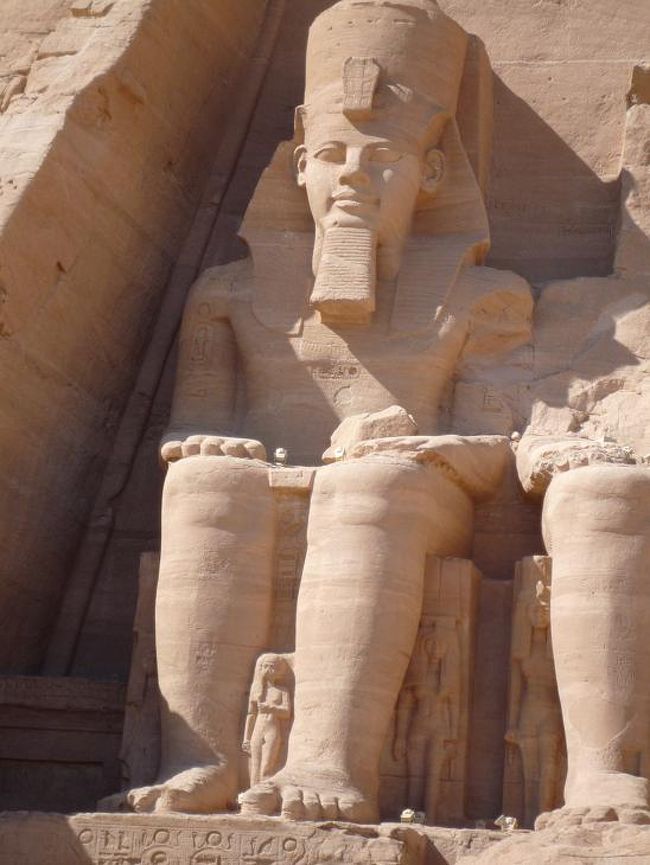 エジプト周遊<br />（ルクソール、アブシンベル、アスワン、カイロ、アレキサンドリア） <br /><br />エジプトは世界一の観光地。世界中の人が一度は訪れてみたいと思う国でしょう。私もそうでした。他のどこに行っても見られないユニークな遺跡の数々。奇跡のように発見された若くして亡くなったファラオの黄金色に輝く埋葬品。何千年も前に建てられた建造物の中に残る色鮮やかなレルーフ。ファラオの血や宗教は途絶えても、この地に住む人々は今も尚ナイルと共に生き、過去の偉業に支えられているのです。全ては不思議な力を持ち、その朽ちることのない魔力はナイルの流れのように絶え間なく、極東の小国から訪れた旅人を5000年の魔法にかけてしまったのでした。<br /><br />
