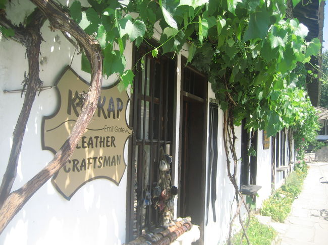 2008/07/14月 トリャヴナ日帰り<br />【宿泊:Hotel Balkan(ガブロヴォ泊)】<br />・聖ゲオルゲ教会<br />・聖ミカエル教会とイコン博物館<br />・学校博物館<br />・ダスカロフ・ハウス・ミュージーアム<br />・ペトコとペンチョー・スラべイコフ父子ハウス・ミュージーアム<br />ガヴロヴォに戻って、歩行者天国のラデツキー通りからパルマ・ヴィ広場〜聖トロイツァ教会〜聖ボゴロディツア教会周辺まで散策(民族復興時代様式の家の残る地区を散策)<br /><br />トリャヴナは小さな町です。<br />行政区はもちろん、もっと大きいですが、観光客にとってのトリャヴナは、旧市街とその周辺ですからね。<br />のんびりまわるのが板についた私にとって、等身大な町だなぁと思いました。<br />旧市街は、ブルガリアで最も美しいといって良い民族復興時代様式の建物が並ぶミュージーアム・タウンです。<br />なので、町歩きそのものが観光ハイライトといえます。<br />アウトガラ(バスターミナル)あるいは駅から旧市街までの道のりも、滞在するならこういう町かな、と思えた、落ち着いた地方都市のセントラル。<br />社会主義時代にありがちな味気のない建物はほとんど見当たらず(単に私がとった道だけだったかもしれませんが)、小さな商店街の並ぶ、車通りの多くない、アットホームなエリア。<br />それが自慢の旧市街を大事に包み込んでいる───そんなかんじを受けました。<br /><br />ただ、トリャヴナ行きを月曜日にぶつかるように旅程を組んだことを、ちょっぴり後悔しました。<br />ミュージーアムはほとんどない、あるいは用のない、町さえ見られれば良いところ、と思っていたから、たいていのミュージーアムが閉館となる月曜日に当てたのです。<br />面白そうなハウス・ミュージーアム2つほど、月・火は休館で見学できず、残念でした。<br />観光案内所で情報をもらったとき、ほぼ全部制覇したくなりました。<br />主にハウス・ミュージーアムで、ぶっちゃけていえば、昔のブルガリアの家の中の見学プラスなにがしかの展示ですから、どれも面白そうでしたし、見学に時間がかかりません。<br />でも、町の7つのミュージーアムのうち、入れたのは3つ。<br />入れたところは、じっくりゆっくり見学できましたけどね。うち2つは内部の撮影もできました。<br /><br />また、この町は、木彫りと並んで皮革製品が有名だときいていたので、ここで少し家族・知人へのおみやげを含めて、ショッピングも楽しみました。<br />それも目当てにしていましたよ。<br />買うとしても、お財布か定期入れくらいの小さな製品をちょこちょこですけどね。<br />民族復興時代様式の建物のほとんどが、メハナ(カフェ)やレストランか、ギフトショップ(いくつかは工房兼ショップ)のミュージーアム・タウンですから、お買い物しながら歩こうとする方が楽しいです@<br /><br />トリャヴナは、忙しい旅程の合間に、なるほどこういうところか、と分かる程度にささっと観光するなら、半日もいらないでしょう。<br />でも、ゆっくりしていても飽きない町です。<br /><br />「(前略)橋を渡り、木陰の多い公園を過ぎ、右に進むと(まだアンゲル・クンチェフ通り沿い)、デャド・ニコラ将軍広場に到着します。1814年に古典ブルガリア民族復興時代様式で最初に造られた、この絵のような広場には、正時に高らかに鐘を鳴らす時計塔(1844年)があります。広場に面した学校博物館(Staroto Shkolo)は、1836年建設の、町で一番古い学校で、全面修復後、いまはトリャヴナ絵画学校博物館(Tryavna Museum School of Painting)です。これは訪問する価値があります。また、広場を見渡すと、町で最も古い教会である大天使聖ミカエル教会があります。トルコ人により焼き払われた後、1819年に再建されたこの教会は、この町を有名にしているいくつかの精巧な木彫り作品を自慢にしています。教会にはまた、ブルガリアのイコン画の歴史を概観できる、こぢんまりしたイコン博物館があり、ささやかな入場料を払って見学する価値はあります。<br /> 石のアーチ橋(1844年)を進むと、ブルガリアでも最もステキな石畳の道であるスラベイコフ通りに入ります。(後略)」<br />(Lonely Planet(2nd edition 2005年刊)より私訳)