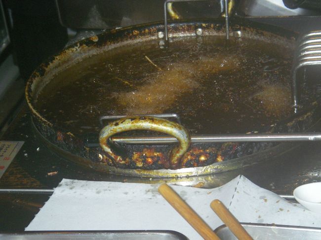 家族で福島へ串カツを食べに行きました。<br />2日前くらいに電話したら5時半〜のお客さんの後、<br />7時半すぎならってことで行きましたが、<br />結局席についたのは7:45過ぎてました。<br />めっちゃ満員でびっくりです。