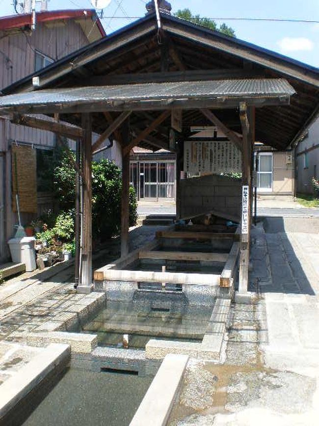 幼いころの記憶で、歳取ればとるほど<br />鮮明な形を示す思い出は・・・もう、自分の<br />細胞か肉体の一部になっているかのように<br />50年〜60年過ぎても一瞬にして<br />その原点に戻ることができます<br />勿論、自分の記憶の中でありますが・・・<br />その記憶は決して成長はなく・・変化するだけ<br />ある時は、霞んでオボロゲになったり<br />消えては浮かび・・・大体は昔の記憶通りの場面が<br />浮かびます・・それを確かめたくって・・昨年の春に<br />「幼少回帰」で、ややワンパクであり虚弱だった<br />時代の地と自分の原点の一部分を訪れてみました<br />