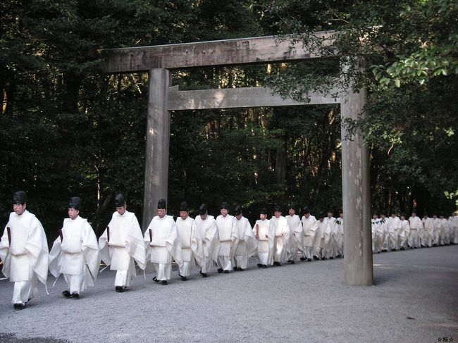 前日に外宮も内宮も行ったのですが、翌日も参拝へ。<br />なぜならこの日は11日だったからです。<br />１のつく日のみ行われる｢神馬牽参｣と、この日は｢御餞｣があること、それと歌舞の｢東遊｣があることから、この日はそれを目的に再度訪れることにしました。<br />11日はそれ以外にも鏡開きということで、おかげ横丁ではぜんざいの振舞いも！<br />すっかり伊勢神宮を満喫した後は時間があったので、鳥羽までちょっと足を延ばし、鳥羽湾めぐりをしてきました。