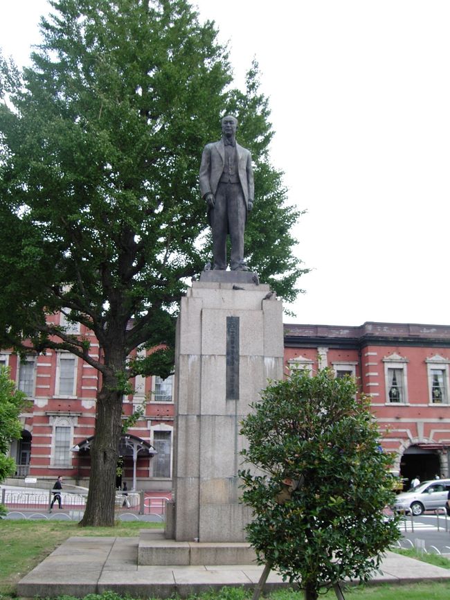 その銅像は、東京駅丸の内中央出口の右側の公園にありました。<br />誰？鉄道の父　井上勝の銅像です。現在東京駅保存・復原工事により、<br />撤去・保管されいる模様。<br />この旅行記を書くきっかけは、工事完了後の丸の内の元の場所には<br />井上勝の銅像が見当たらないので、皆様方の記憶に留めていただきたく、<br />ご紹介する次第。<br /><br />（表紙写真の解説の誤り訂正：井上勝写真は誤り＝＞銅像２００９年２月１３日）<br />（表紙の撮影は、２００５年１２月１７日、旧新橋停車場の鉄道歴史展示室）<br />（工事前の撮影は、２００５年８月２７日、東京駅丸の内）<br />（現在工事中の撮影は、２００９年１月８日、東京駅丸の内）