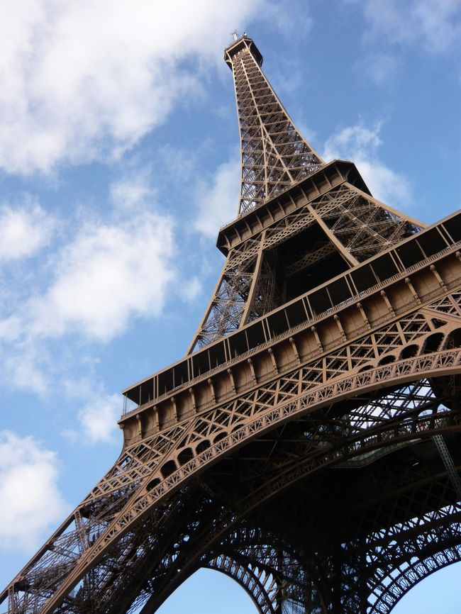この日はや〜っと朝から快晴♪久々に見る青い空(*^_^*) 。<br />まずは朝イチでオランジュリー美術館へ。<br />その後シャイヨー宮へ。<br />エッフェル塔をくぐったらメトロに乗って凱旋門へ。<br />ぐるぐる階段を上って、パリの街を見下ろしてから<br />ちらし寿司を食べる（とっても美味しくてビックリでしたが、写真なしです。ごめんなさい）。<br />再びメトロでマレ地区へ。<br />ウィンドウショッピングを楽しみつつ、ヴォージュ広場・バスチーユへ。<br />いったんホテルに戻って休んだら、再び夜のシャンゼリゼ大通りへ♪<br />クリスマスマーケットを満喫して、パリの夜は更けていきました。<br /><br />