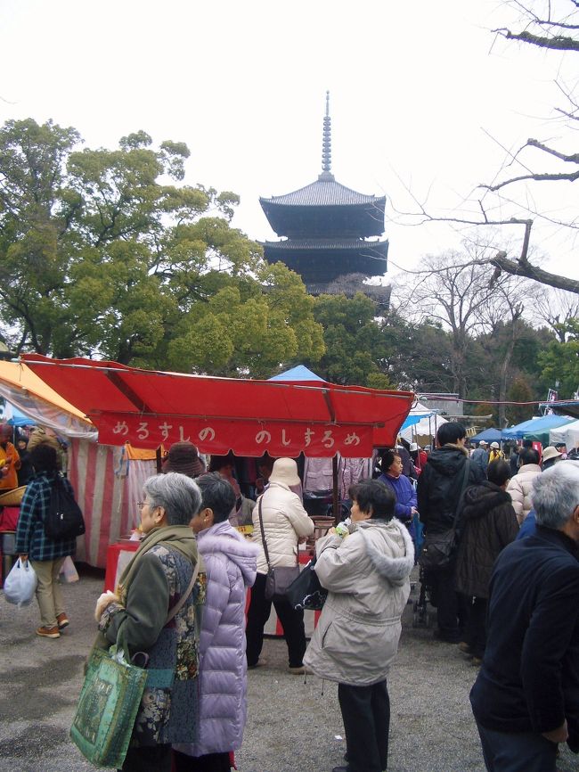 ン十年前、両親に連れられ行った初弘法。<br />京都の寒い冬空では何処へも行くところがない京都生まれ京都育ちの我々は、お猿を初弘法へ連れて行くことに。<br />この日は今にも雨が降り出しそうな空模様。<br />京都駅裏で車を停めて、傘を片手に向う。