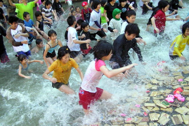 雨天で１週間延期で田辺市本宮町川湯温泉で『仙人風呂カルタ大会』がありました。<br />でも、１週間延期したことで２５チームのところが２０チームの参加となりそのためか女性の参加、コスプレの団体さんが少なかったです。<br />それに、去年は平安衣装を着たスタッフのほとんどが女子中学生でしたが、今年はかなりの年齢が上がってしまって．．．ちょっと若くて小綺麗なお姉さんは報道関係者やアマチュアカメラマンの絶好の被写体となりました。<br />私も撮りたかったですが読売テレビや関西テレビのカメラマンが撮ろうとしている私の前を背中で遮り撮影を出来ないようにされてしまい、写真らしきモノが撮れませんでした。<br />最近は、アマチュアカメラマンより報道カメラマンのほうがマナーが悪いです。