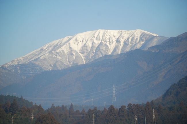 1月29日、午前8時12分頃に関が原に掛かり遠くに真っ白な山が見えてきた。 正に伊吹山である。約3分間の間に美しい伊吹山の写真撮影をした。伊吹山は積雪の無い姿より積雪した姿が良く似合う山である。伊吹山について・・・説明文による伊吹山(いぶきやま、いぶきさん)は標高1,377.3m、滋賀県と岐阜県の県境にある伊吹山地の主峰。滋賀県最高峰の山であり、日本百名山のひとつでもある。琵琶湖国定公園の一部。三角点が置かれている頂上は、滋賀県米原市に位置する。*積雪した伊吹山の素晴らしい姿