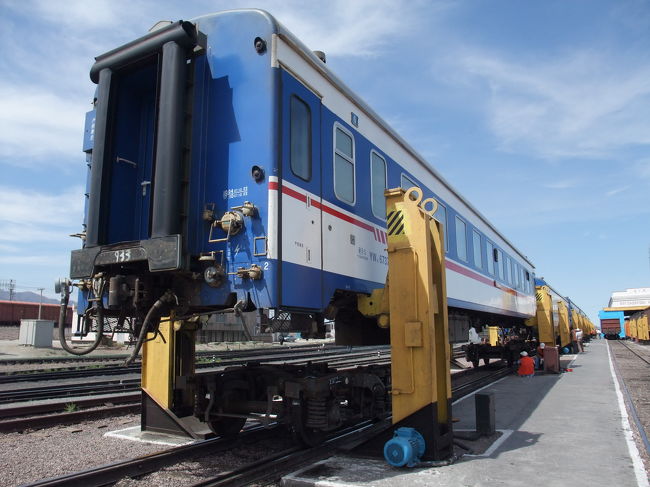 ウルムチからアルマトイまで2泊3日の鉄道で移動しました国境で軌道幅が変わるので,台車を付け替える必要があります